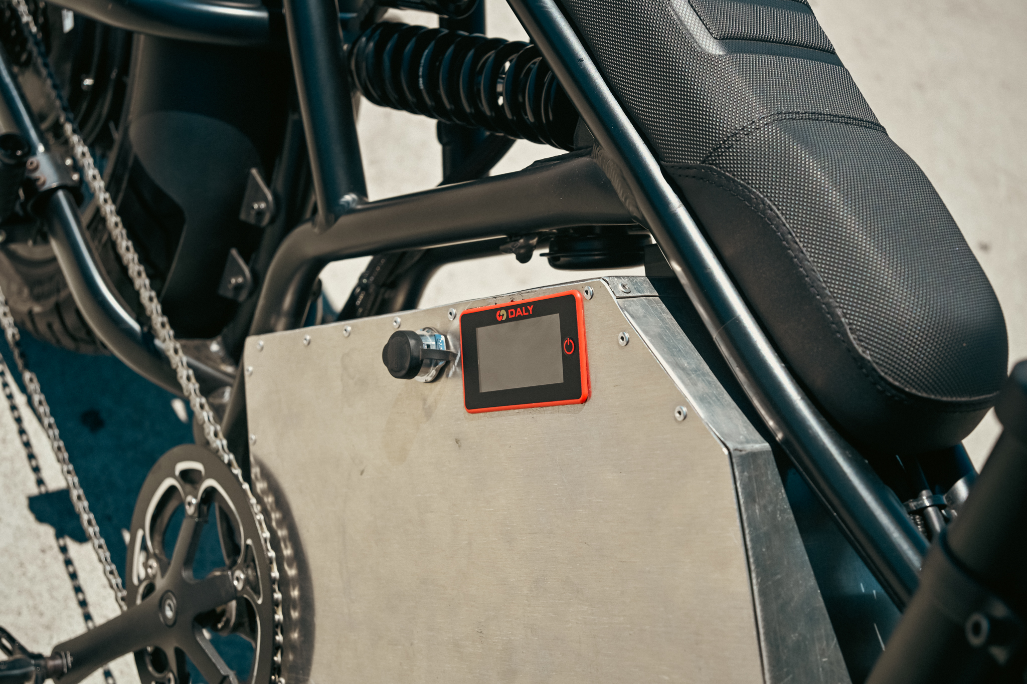 Daly BMS LCD display showing live data mounted on the custom aluminum battery enclosure