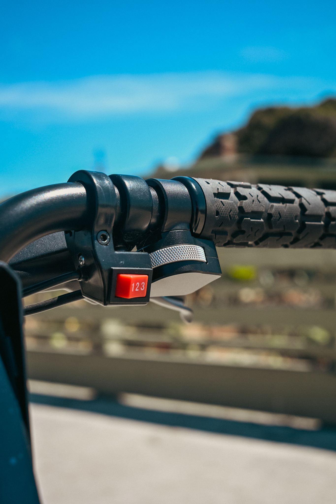 Three-speed selector switch on the ZR Custom handlebars with red 1-2-3 button