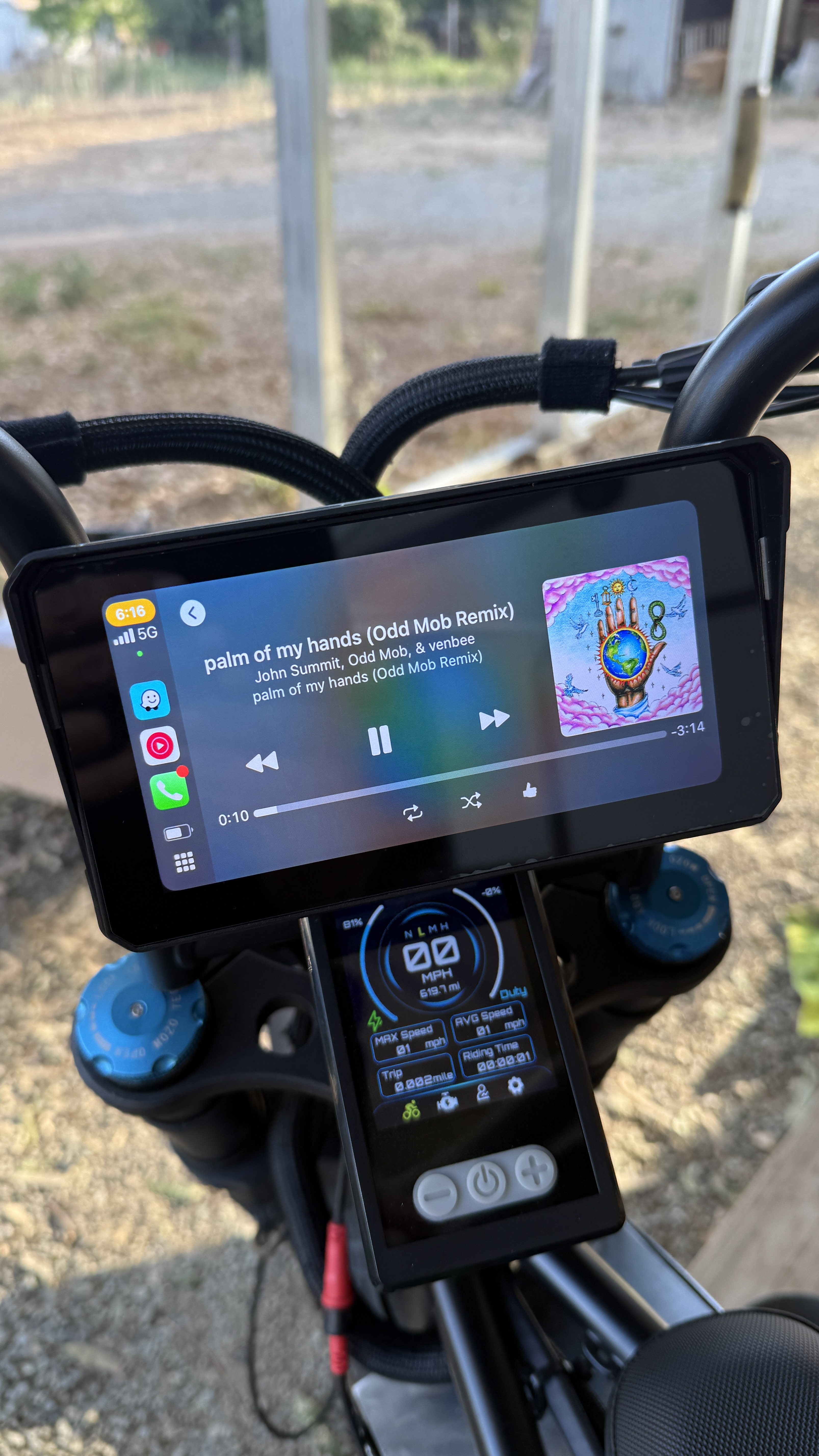 CarPlay unit and Flipsky TFT display live on the handlebars